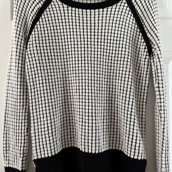 a.n.a. Black and White Hi-Lo Checkered Long Sleeve Women's Top Size M EUC - Picture 7 of 10